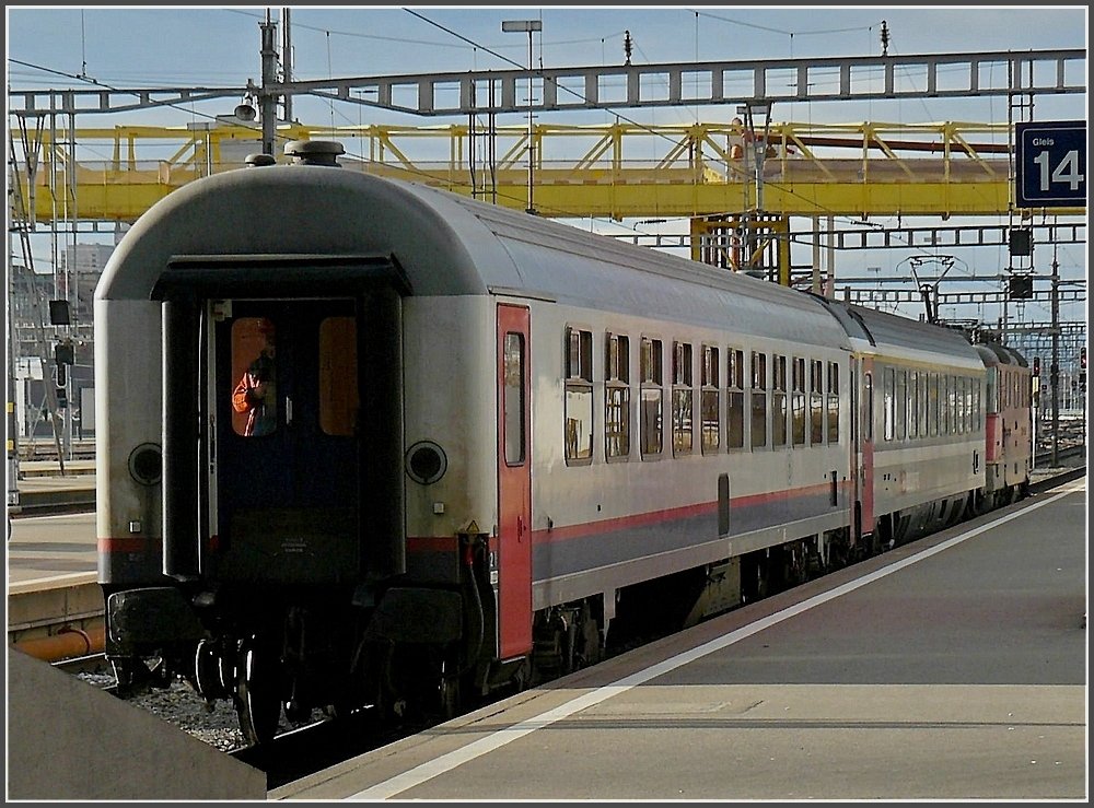 Am 27.12.09 wird in Zrich der IR (IC) 96 nach Bruxelles Midi zustzlich mit einem SNCB I 10 Wagen und einem SBB Wagen verstrkt. (Hans) 