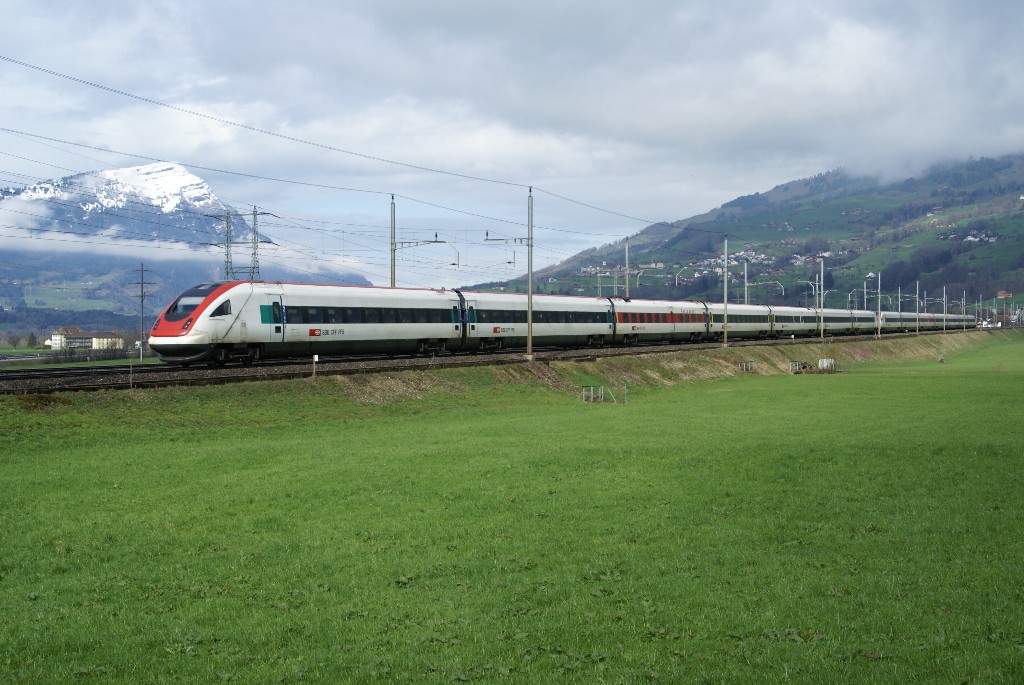 Am 27.3.10 fhrt der RABDe 500 023-7 zusammen mit dem RABDe 500 014-6 von Steinen Richtung Schwyz.