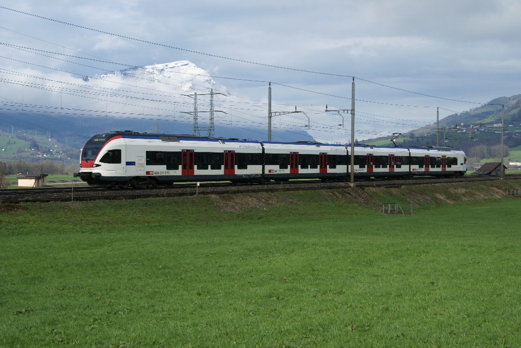 Am 27.3.10 fhrt der RABe 523 007-3 von Steinen Richtung Schwyz.