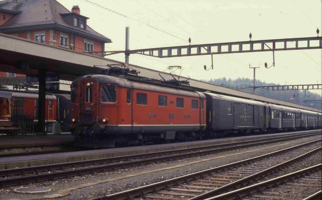 Am 27.3.1990 setzte die SBB noch ihre alten Re 4/4 Lokomotiven ein.
Lok 1010 hlt um 16.00 Uhr mit einem Regionalexpress nach Luzern
im Bahnhof Arth Goldau.
