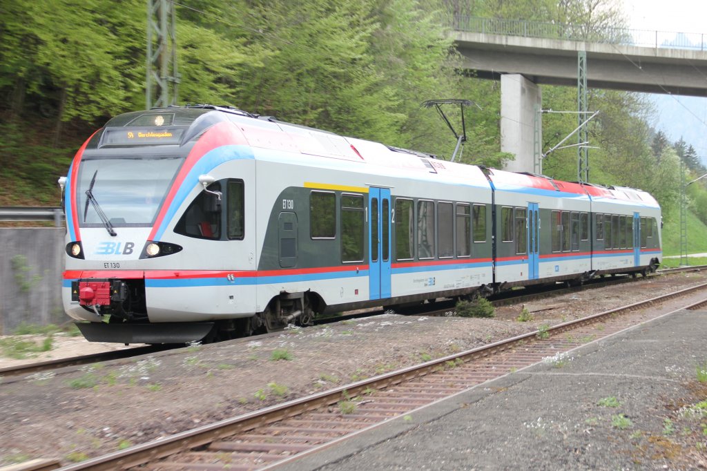 Am 27.4.2011 fhrt ET430 der Berchtesgadener Landbahn in den Bahnhof Bischofswiesen ein.
