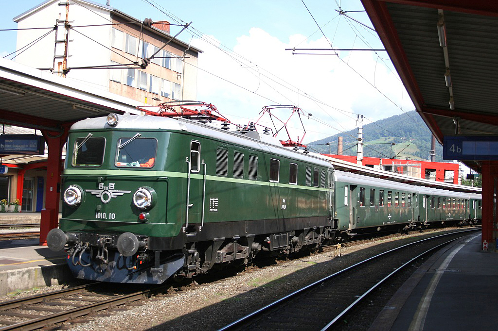Am 27.6.2009 fuhr die 1010.10 mit einem Sonderzug durch den Bahnhof Bruck/Mur. Passend zur tannengrnen Lok war der Zug aus grnen Schlierenwagen gebildet.