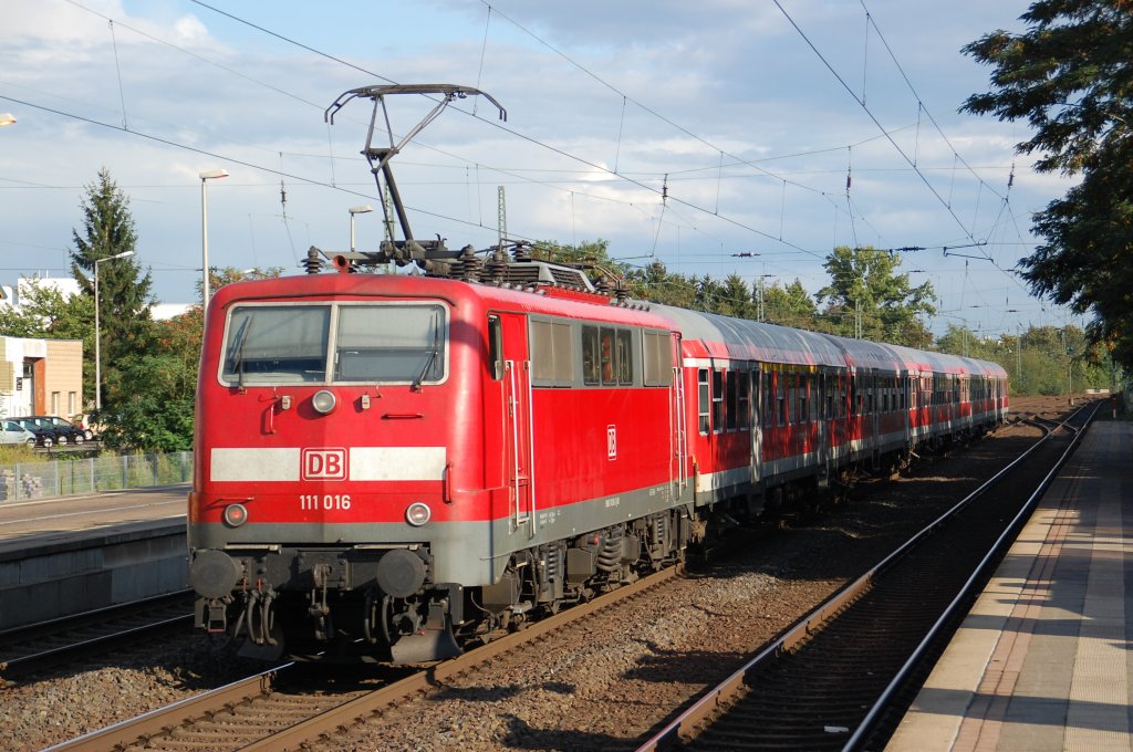 Am 27.8.2011 schiebt die 111 016 ihren N-Wagenzug in Richtung K�ln durch den Bahnhof Norf an der KBS 495.