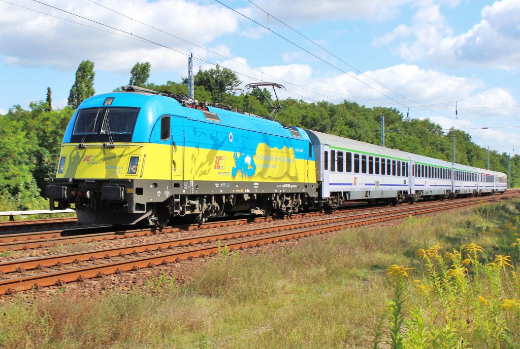 Am 27.8.2012 fhrt 370 004  Ukraine  mit einem EC ihrem Endbahnhof Berlin Hbf entgegen. Hier in der Nhe des S-Bahnhofes B.-Friedrichshagen.