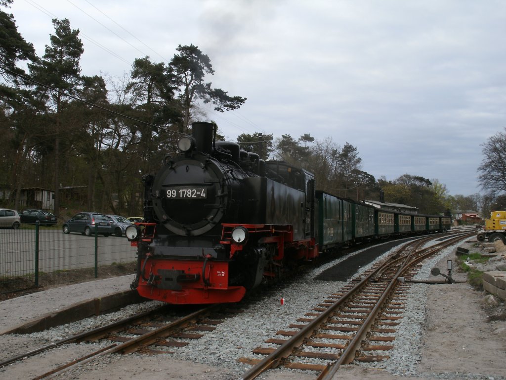 Am 27.April 2012 wartete 99 1782 in Ghren mit ihrem Feierabendzug nach Putbus auf Abfahrt. 