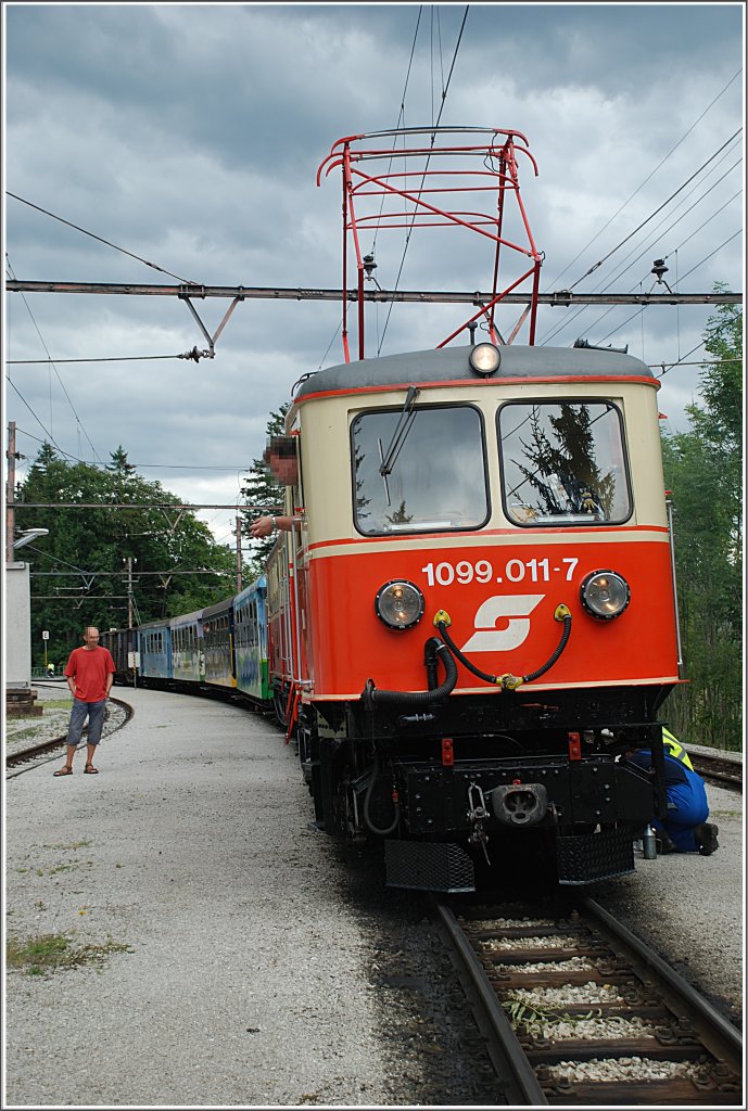 Am 27.August 2010 hatte die 1099 011 endlich ihre gro�e Probefahrt, nach ihrem langen Werkstattaufenthalt. Hier der Zug beim Aufenthalt in G�sing.