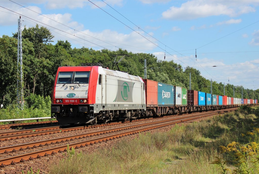 Am 27.August 2012 durchquerte ITL 185 598 mit einem Containerzug Berlin-Friedrichshagen Richtung Westen.