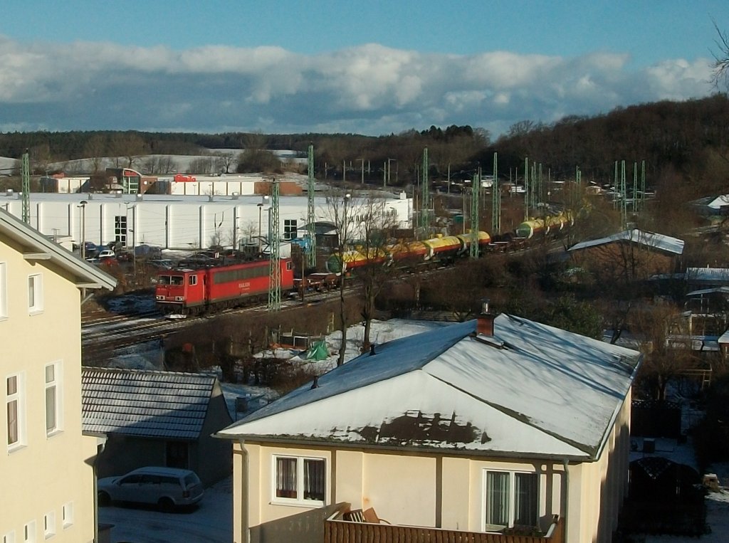 Am 27.Januar 2011 mute 155 075-5 mit Breitspurkesselwagen von Mukran durch Bergen/Rgen fahren,so entstand die Aufnahme aus meinem Zimmerfenster