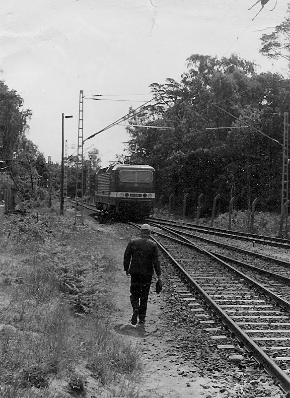 Am 27.Mai 1989 durfte mein Vater,fr die erste nach Binz gekommende E-Lok(243 890 Bw Stralsund),die Weiche am Streckenende stellen.