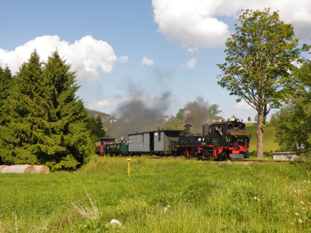 Am 27.Mai 2012 pendelte 99 582 mit ihrem Personenzug auf der Museumsstrecke Schnheide-Sttzengrn.