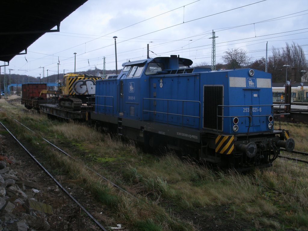 Am 27.November 2011 stand die PRESS 293 021 mit einem Bauzug am Gterboden von Bergen/Rgen.