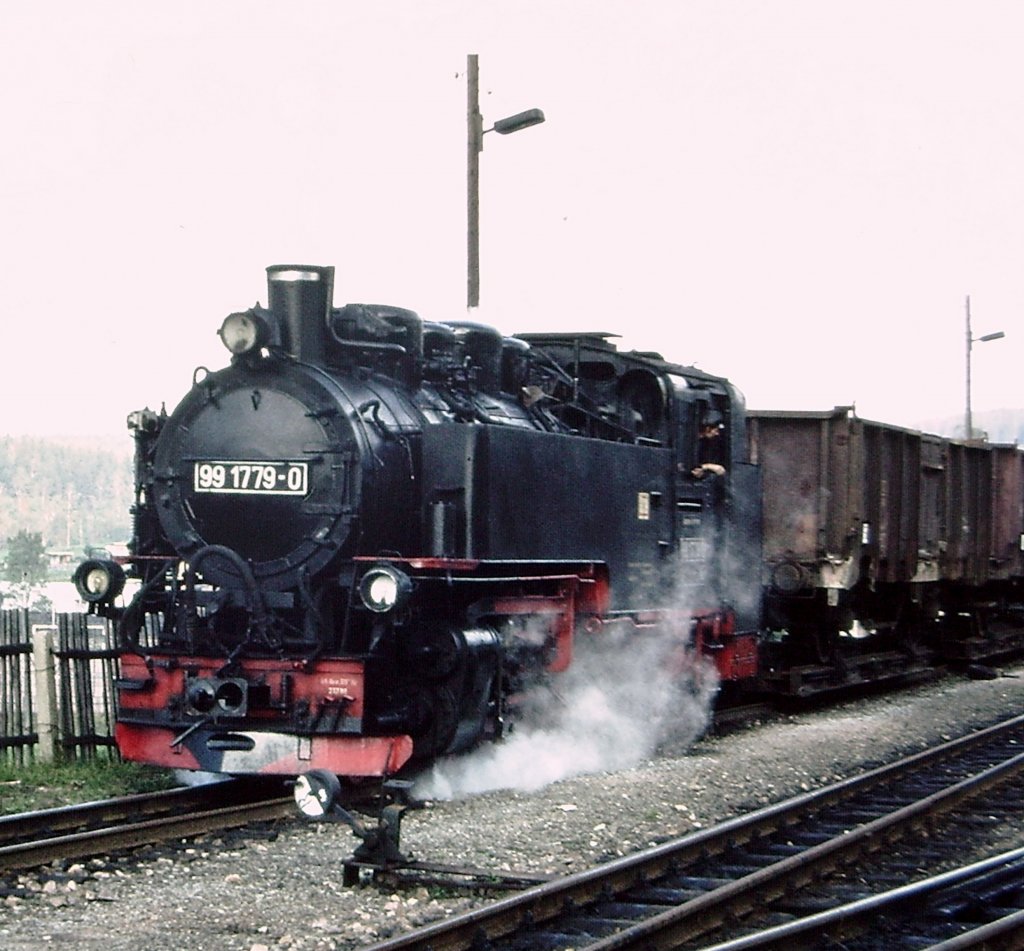 Am 27.September 1980 habe ich bei Cranzahl diese DR-Neubaulok 99 1779 mit ihrem planmigen Rollbockzug fotografieren knnen. Von den bulligen 1E1 Maschinen beschaffte die DR ab 1952 die Maschinen 99 771 bis 794.