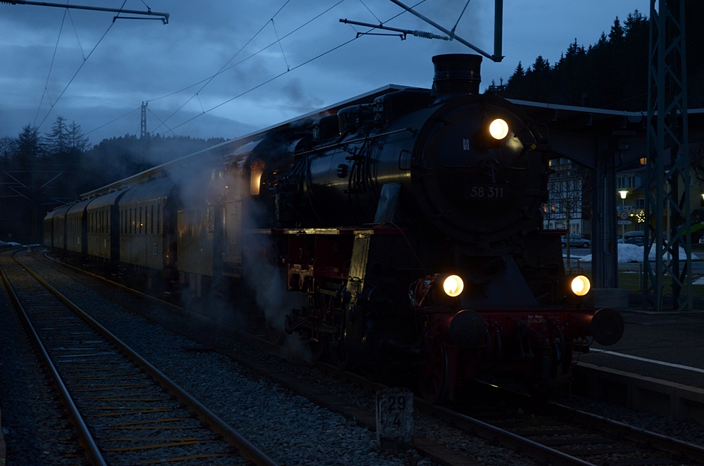Am 28. Dezember 2012 zog die 58 311 der Ulmer Eisenbahnfreunde mehrere Zge der IG-3seenbahn zwischen Titisee und Seebrugg. Hier steht der letzte Zug des Tages herabfahre in Titise.