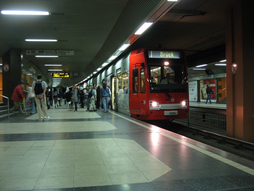 Am 28. Juni 2007 konnte ich, TW 4084 mit einem weiteren unbekannten Fahrzeug in der Haltestelle Bf. Deutz / Messe unterwegs als Linie 1 mit Ziel Brck, fotografieren.