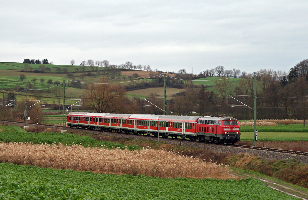 Am 28. November 2009 erreicht die Karlsruher 218 484 mit dem Fuballsonderzug 2 nach Sinsheim in wenigen Minuten den Bahnhof von Hoffenheim.