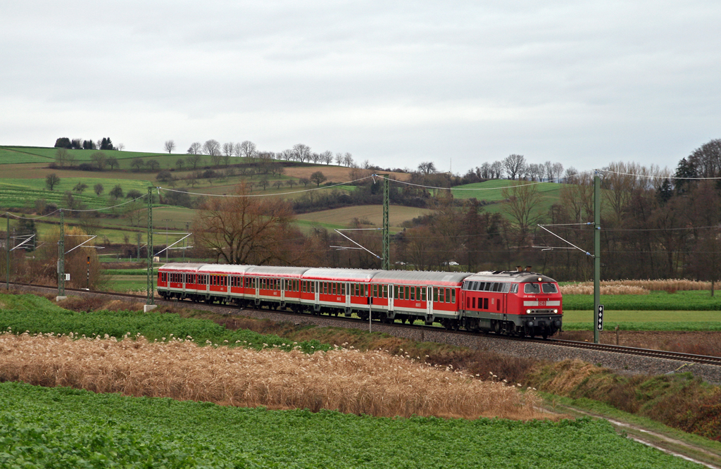 Am 28. November 2009 erreicht die Karlsruher 218 484 mit dem Fußballsonderzug 2 nach Sinsheim in wenigen Minuten den Bahnhof von Hoffenheim.
