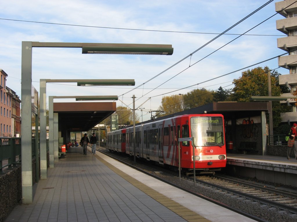 Am 28. Oktober war TW 2238 mit einem weiteren unbekannten Fahrzeug aus der gleichen Serie auf der Linie 18 unterwegs. Hier beim Halt in der Haltestelle  Boltensternstrae  Fahrtrichtung Thielenbruch.