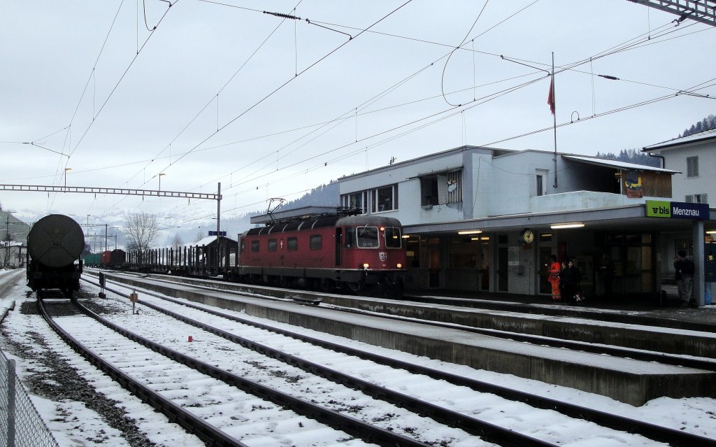 Am 28.01.13 bringt die Re 6/6 11604  Faido  etwas Abwechslung in den farblos wirkenden Bahnhof Menznau