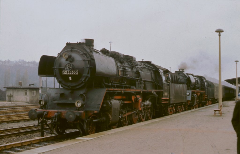 Am 28.01.1983 stand die DR 50 3536 und die 35 1113 mit dem P 15768 von Nossen nach Riesa abfahrtsbereit im Bf Nossen. Das Foto hat mein IG Unstrutbahn e.V. Mitglied Klaus Pollmcher gemacht.