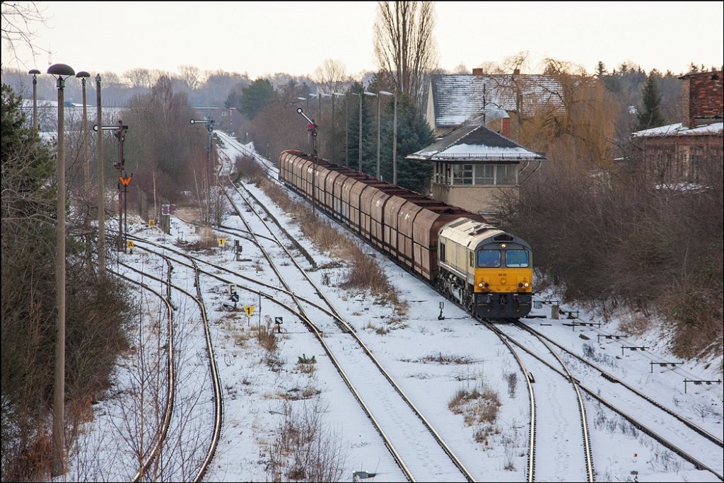 Am 28.01.2013 war es soweit. Der Mumsdorfpendel macht hier in Trglitz seine letzte Fahrt mit der Rckfhrung von den letzten Wagen aus dem Kraftwerk Phnix, welches im Juni schliet. Am Ende des Zuges wurde die V60 der Mibrag mit angehangen, die ebenfalls mit nach Profen berfhrt worden ist.