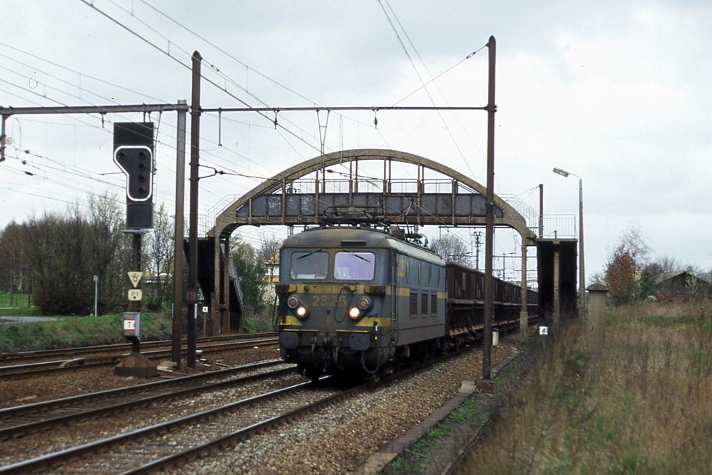 Am 28.03.1997 waren Altbau E-Loks in Belgien noch im tglichen 
Betrieb anzutreffen. Hier ist SNCB 2325 bei Lint mit einem Ganzzug
in Richtung Brssel um 11.55 Uhr unterwegs.