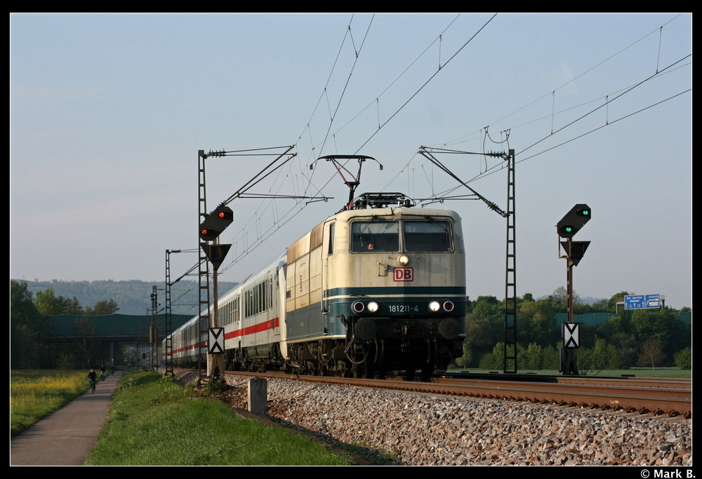 Am 28.04.10 fhrt 181 211 mit ihrem EC 361 nach Karlsruhe. Aufgenommen beim Abzw. Brunnenstck.