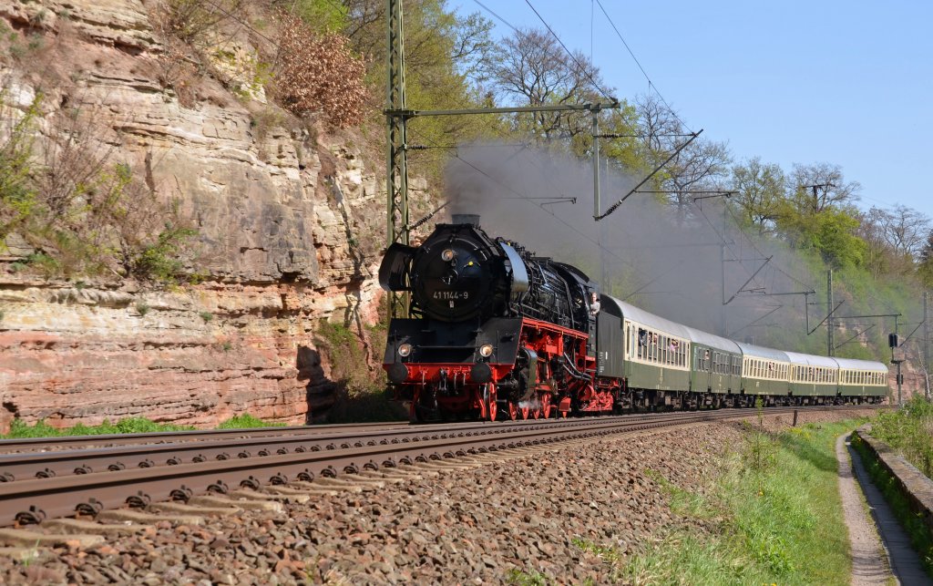 Am 28.04.12 verkehrte der Feengrotten-Express von Eisenach nach Saalfeld. 41 1144 zieht ihren Sonderzug durch Kahla ihrem Ziel entgegen. 