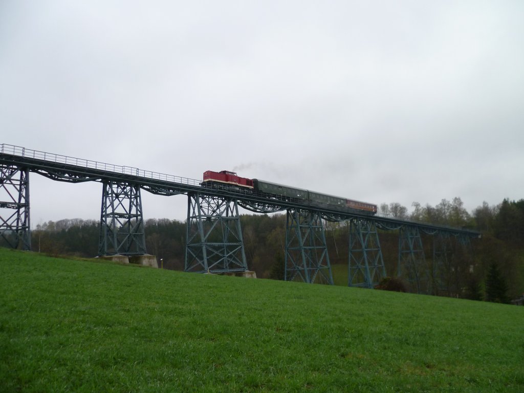 Am 28.04.13 fuhr die 112 565 der PRESS auf der Erzgebirgischen Aussichtsbahn.
Hier zusehen auf dem Markersbacher Viadukt.