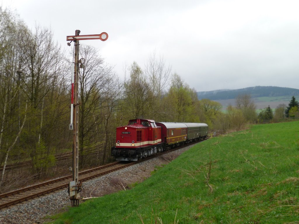 Am 28.04.13 fuhr die 112 565 der PRESS auf der Erzgebirgischen Aussichtsbahn.
Hier zusehen hinter Grnstdtel.