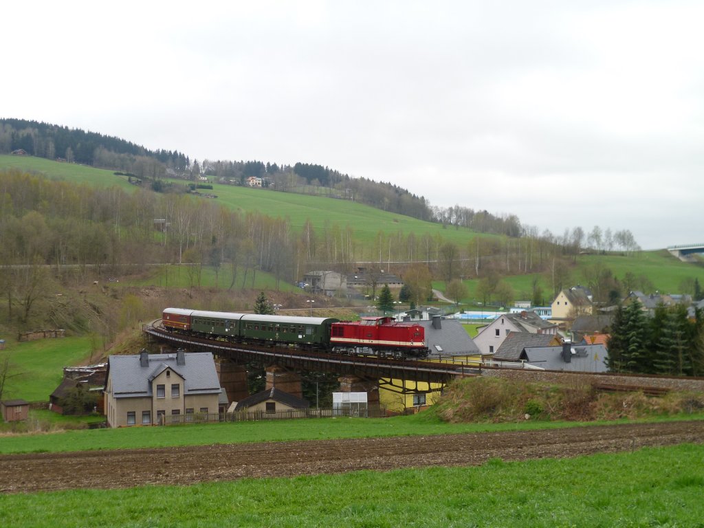 Am 28.04.13 fuhr die 112 565 der PRESS auf der Erzgebirgischen Aussichtsbahn. Hier zusehen bei der Ausfahrt in Markersbach.
