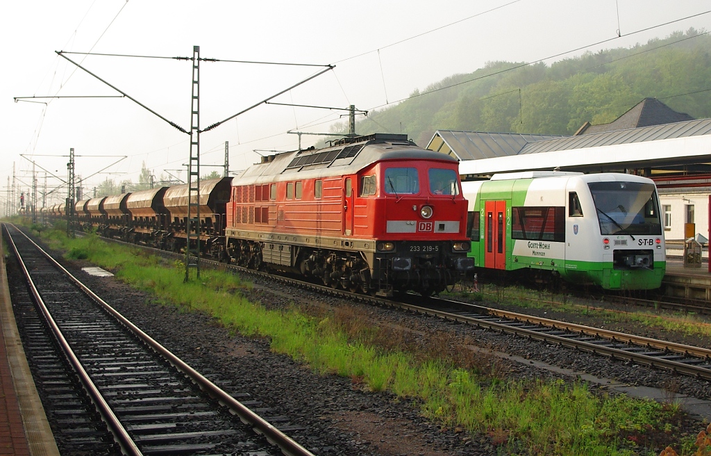 Am 28.04.2011 stand mal ein Ausflug nach Gro�korbetha an. Am fr�hen Morgen gab es in Eisenach jedoch bereits den ersten Gro�diesel zu bestaunen: 232 219-5 neben dem VT111 er STB.