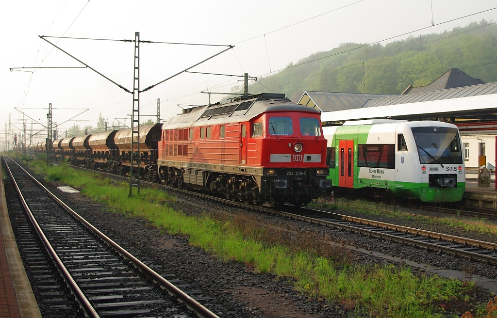 Am 28.04.2011 stand mal ein Ausflug nach Grokorbetha an. Am frhen Morgen gab es in Eisenach jedoch bereits den ersten Grodiesel zu bestaunen: 232 219-5 neben dem VT111 er STB.