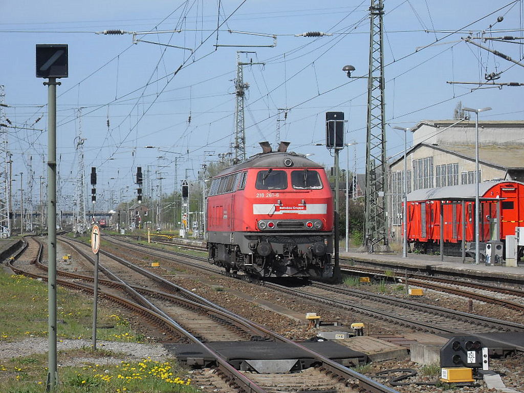 Am 28.04.2012 fuhr die 218 261 der Bahnbaugruppe Lz durch Stendal in Richtung Wittenberge.