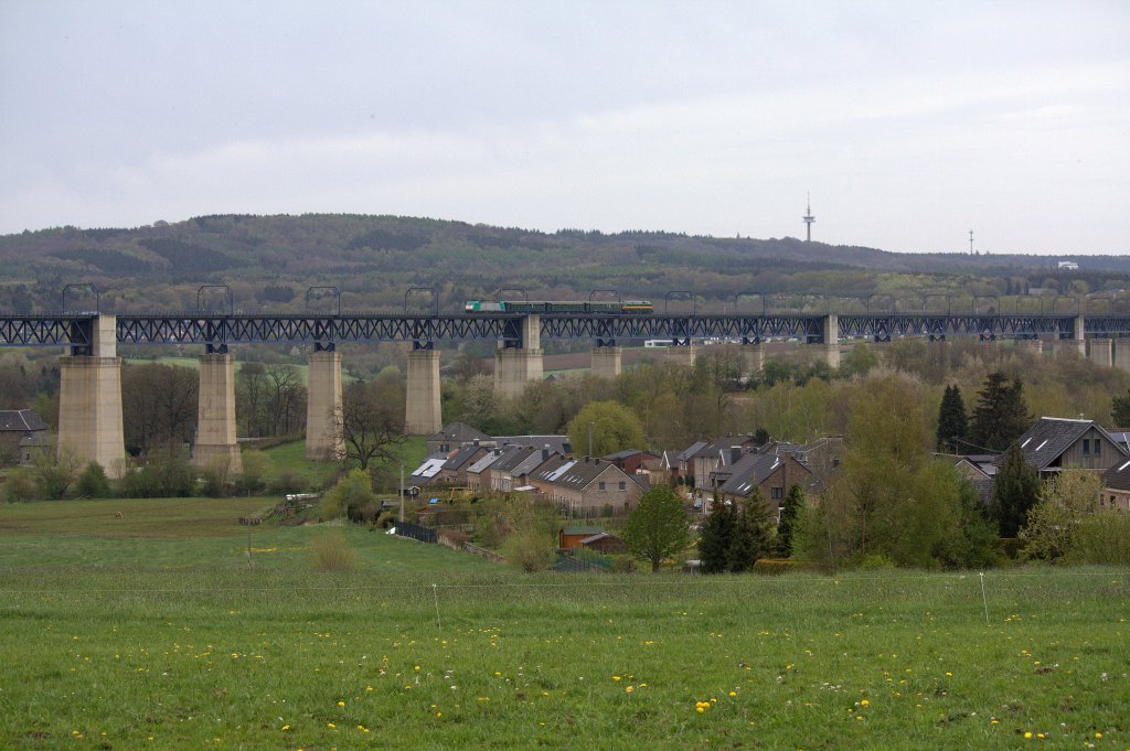 Am 28.04.2012 fuhr ein Sonderzug, bestehend aus der 2810, der 5166 und drei Personenwagen ber den Viadukt von Moresnet richtung Montzen.