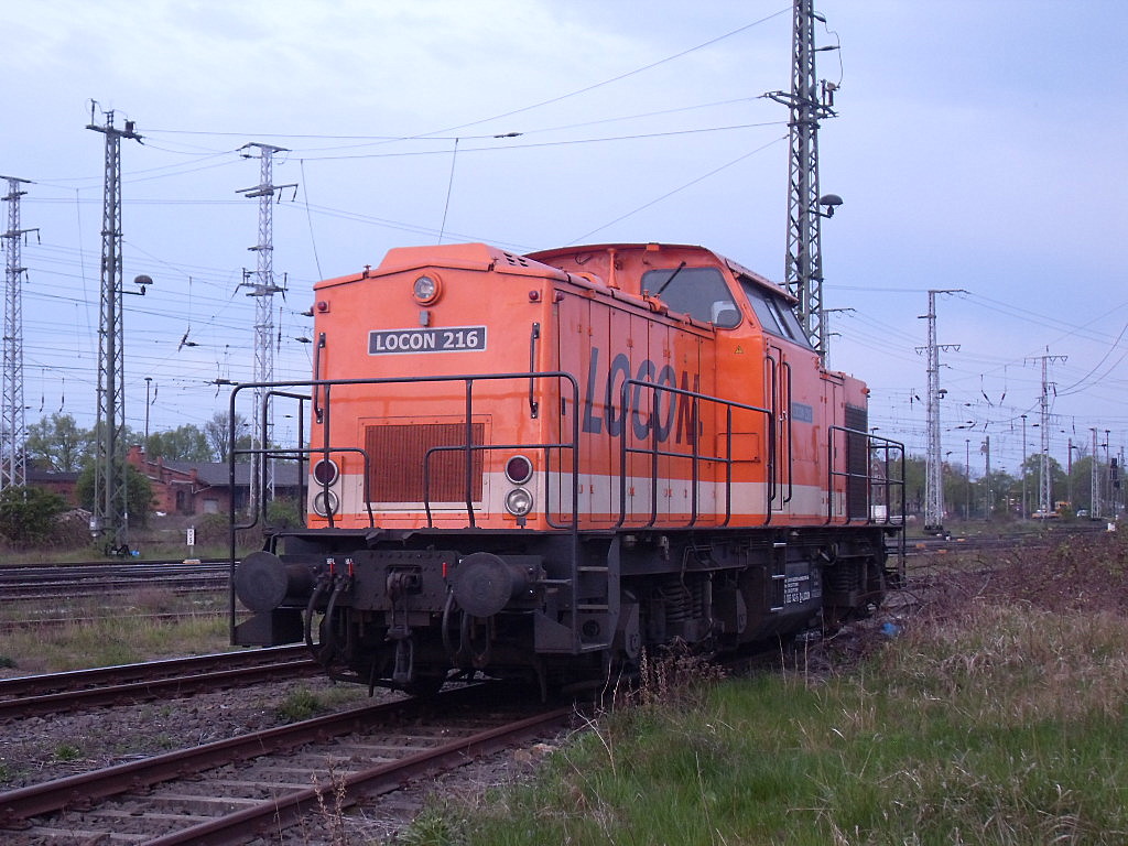 Am 28.04.2012 stand die Locon 216 (Auslieferung an DR als 110 806;Umbau in 112 806;DB AG 202 806;Umbau in 203 142)vor dem RAW Stendal.