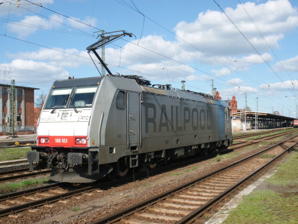 Am 28.04.2013 kam 186 103 mit zwei unbekannten ET´s aus Magdeburg an.Hier in Stendal machte sie gerade Kopf um mit den beiden unbekannten ET´s wieder Richtung Berlin zu fahren.