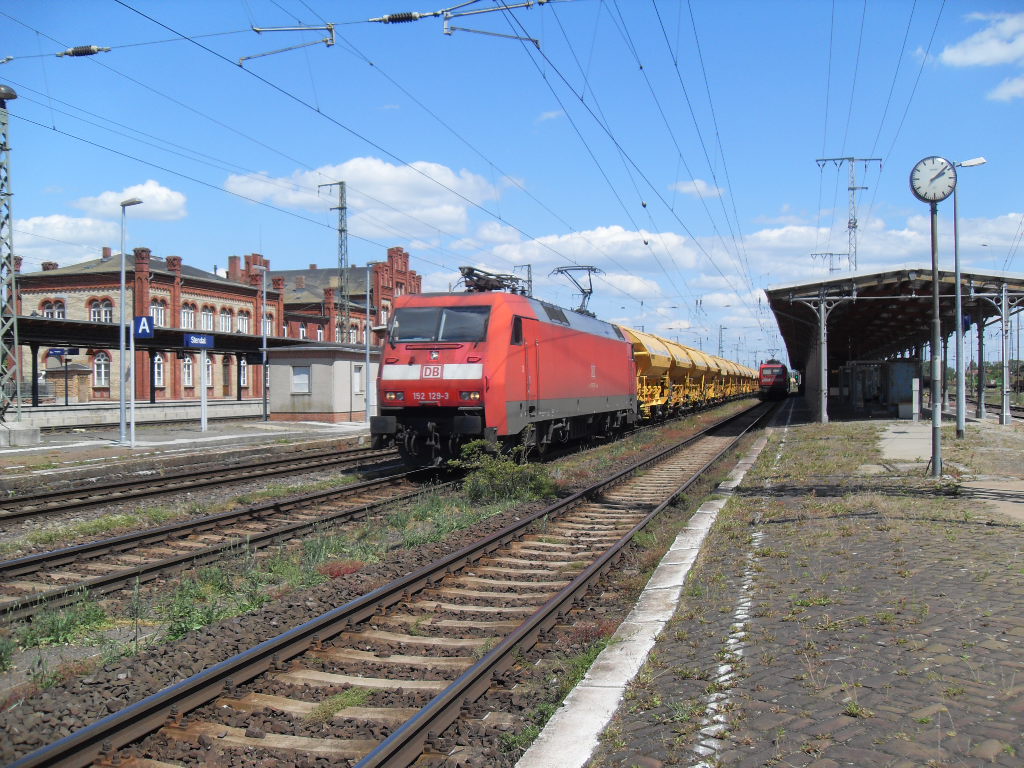 Am 28.05.2012 kam 152 129 mit einem Harnstoffzug durch Stendal.