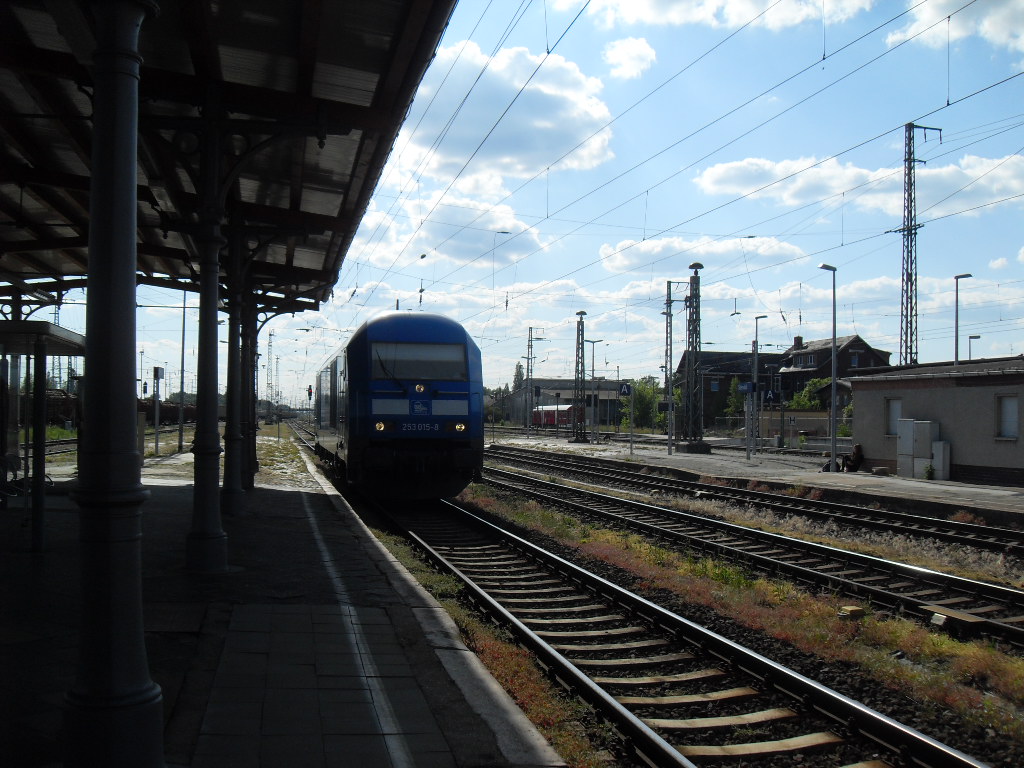 Am 28.05.2012 kam 253 015(223 052) vom tanken durch Gleis 4 durch um zum Gbf zu kommen.Spter fuhr sie mit ihrem leeren Holzzug in Richtung Berlin.