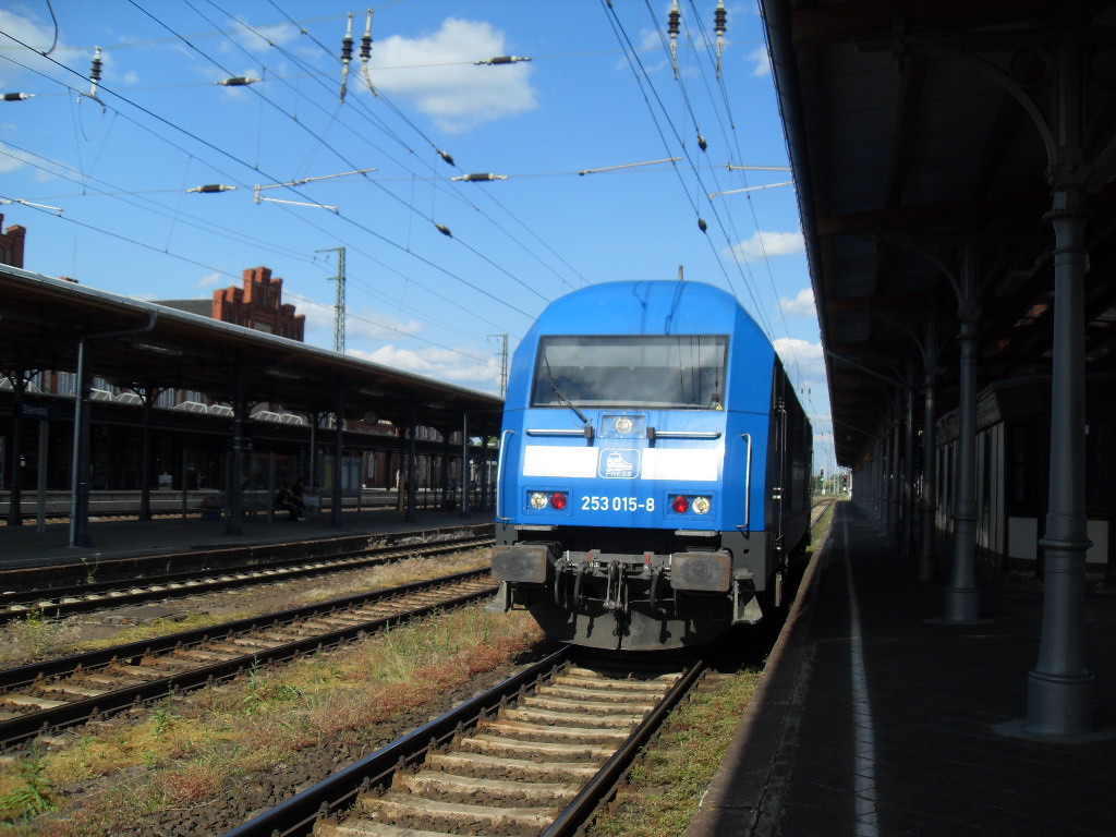 Am 28.05.2012 kam 253 015(223 052) vom tanken durch Gleis 4 durch um zum Gbf zu kommen.Spter fuhr sie mit ihrem leeren Holzzug in Richtung Berlin.