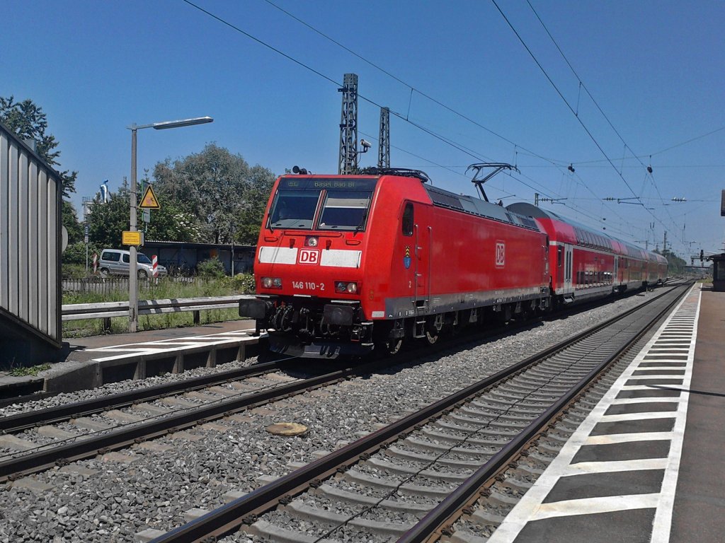Am 28.05.2012 stand 146 110-2  Mllheim (Baden) , noch ohne Sietenwerbung, mit einem RE aus Offenburg nach Basel Bad Bf in dem Bahnhof in Orschweier und wartet, dass alle Passagiere ein- und ausgestiegen sind.