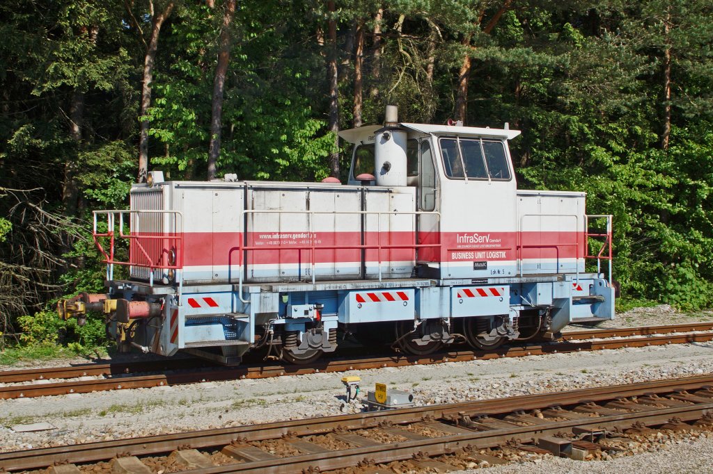 Am 28.05.2013 rangiert Lok 5 der InfraServ Gendorf im Bahnhof Kastl an der Strecke Mühldorf - Burghausen (KBS 942).  