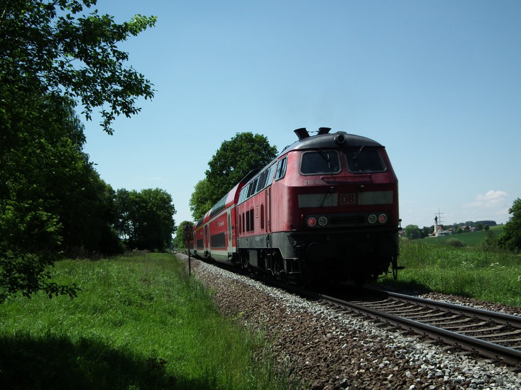 Am 28.05.2013 schiebt 218 402 ihren RE nach Mnchen Hbf. Hier zwischen Dorfen und Thann Matzbach.