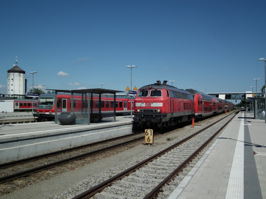 Am 28.05.2013 wartet 218 356 in Mhldorf auf die Abfahrt nach Mnchen Hbf.