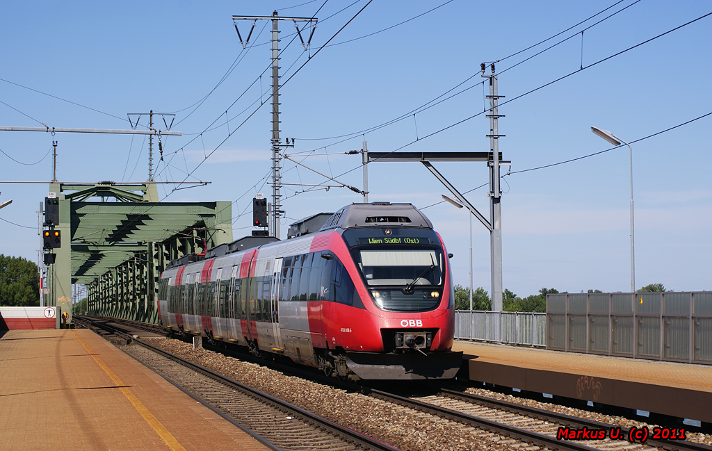 Am 28.06.2011 erreichte 4124 008 als Schnellbahnzug 25047 der Linie S80 die Haltestelle Wien Praterkai.