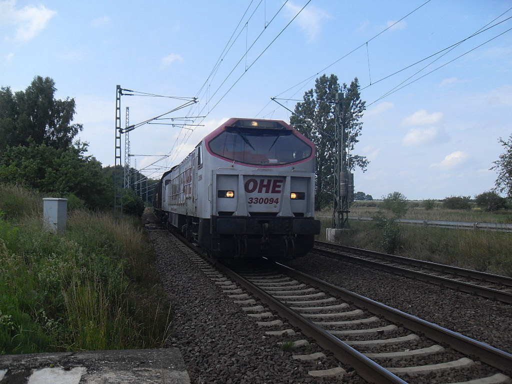 Am 28.06.2012 kam OHE 330094 (250 001) mit einem Scheibewandzug aus Niedergrne und fuhr in Richtung Stendal.