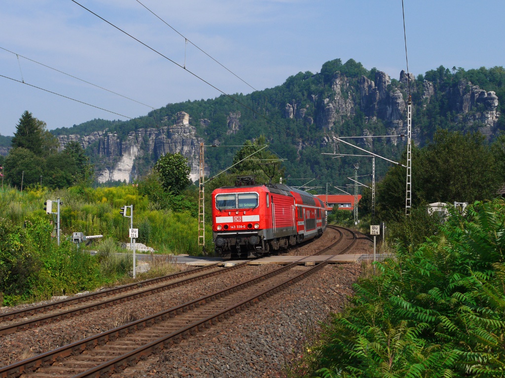Am 28.07.12 war DB 143 339 auf der S1 im Elbtal unterwegs, aufgenommen bei Kurort Rathen mit S 37721 (Meien Triebischtal - Schna).