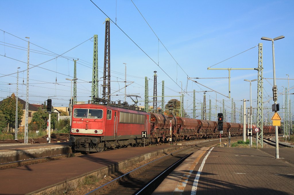 Am 28.09.2011 durchfhrt 155 220 Weimar mit einem Zug bestehend aus 2Achs. und 4Achs. Selbstentladewagen.