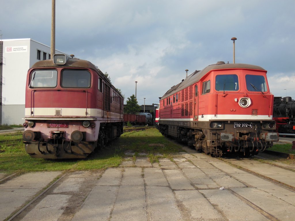 Am 28.09.2012 im Eisenbahn und Technikmuseum Schwerin 120 001 3 und 132 372 4 bei einer Ausstellung