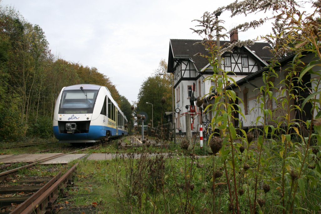 Am 28.10.2006 wartet VT 705 auf seine Rckfahrt nach Schwerin HBF im Bahnhof von Gadebusch
