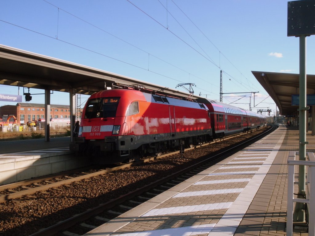 Am 28.10.2012 fur 182 009 mit einem RE von Cottbus nach Wismar ber den Bahnhof Wittenberge.
